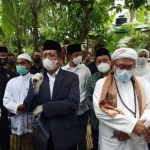Menko Polhukam Mahfud MD saat memberikan sambutan dalam acara pemakaman kakak tertuanya Hj Daifah Siti Aisyah di Pamekasan Madura, Sabtu (19/12/2020). Tampak juga KH Ali Karrar, tokoh agama Pamekasan Madura. Foto: ist