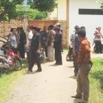 Sejumlah Kades saat mendatangi rumah Effendy di Desa Pandian, Kecamatan Kota Sumenep, Jum
