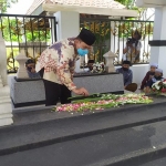 Bambang Haryo Soekartono (BHS) berziarah di makam Bupati Sidoarjo pertama, Minggu (31/1/2021). foto: ist.