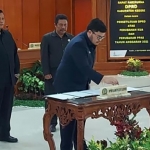 Bupati Kediri, Hanindhito Himawan Pramana, saat menandatangani Nota Kesepakatan Kebijakan Umum Perubahan Anggaran Tahun 2022 usai Sidang Paripurna, Selasa (6/9/2022).