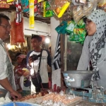 Aggota DPR RI Surya Alam saat berbincang langsung dengan salah satu pedagang di Pasar Wage, Nganjuk. foto: BAMBANG DJ/ BANGSAONLINE