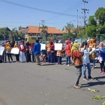 Aksi kelompok mahasiswa dan masyarakat yang tergabung dalam Aliansi Gerakan Mendukung RUU Penghapusan Kekerasan Seksual saat menggelar aksi damai di depan Gedung DPRD Kabupaten Tuban, Kamis (18/7).