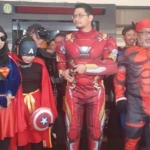 Plt Wali Kota Pasuruan, Raharto Teno Prasetyo bersama pejabat dan Protokol Pemkot Pasuruan tampil dengan kostum super hero untuk menghibur para siswa-siswi SDN 1 Gentong pasca ambruknya sekolah mereka. foto: istimewa