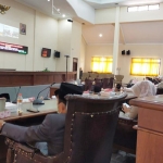 Anggota DPRD Sampang saat mendengarkan paparan LKPj Bupati.