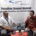 Ketua KPPU Kanwil IV Dendy Sutrisno (kiri) dan Ketua KPPU Afif Hasbullah dalam forum jurnalis.