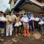 Kang Irwan (tengah) saat mengunjungi korban banjir bandang Batu. foto: ist.