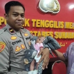 Bayi malang yang dibuang orang tuanya saat diamankan di Polsek Tenggilis Mejoyo