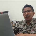 M. Said Sutomo ketua YLPK Jatim saat memberikan penjelasan tentang Asbes Putih