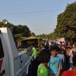 Evakuasi truk di TKP disaksikan warga setempat dan pengemudi yang berhenti.