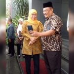 Pengusaha H. Sueb Abdullah bersama Gubernur Jatim, Khofifah Indar Parawansa dalam suatu acara. foto: ist.