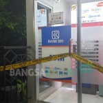 Petugas memasang police line di salah satu ATM yang dipasangi pengganjal.