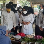 Bupati Mojokerto Ikfina Fatmawati (tengah) saat sedang memantau pelaksanaan pasar murah.