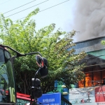 Sebanyak empat ruko meliputi dua toko elektronik dan dua toko perhiasan emas di Pasar Tradisional Larangan Sidoarjo sebelah timur, terbakar, Selasa (10/11/2020). (foto: ist)