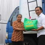 Petugas dari Dinkes Kabupaten Kediri saat menyerahkan bantuan secara simbolis kepada salah seorang warga. Foto: Ist