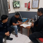 Petugas lapas bersama Satresnarkoba Polres Tuban saat mengindentifikasi obat yang diduga hendak diselundupkan