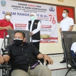 Gubernur Khofifah bersama Kadisnakertrans Jatim Himawan Estu Bagijo dan Deputi Direktur Wilayah BPJS Ketenagakerjaan Jawa Timur Deny Yusyulian menyapa para pendonor.