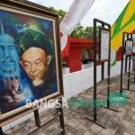 Karya para pelukis Jombang yang di pamerkan di depan Taman Makam Pahlawan Jombang. foto: RONY S/ BANGSAONLINE