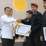 Penyerahan penghargaan kepada 2 Petugas Lapas Pemuda Kelas IIA Madiun.