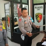 Polisi saat mengekspose barang bukti pengeroyokan gangster di Jombang.