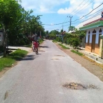 Jalan berlubang di kawasan Kecamatan Kerek. 