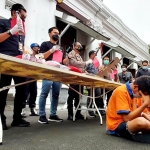 Polrestabes Surabaya saat ungkap kasus tawuran berujung maut.