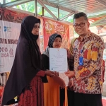Penyerahan sertifikat halal secara simbolis oleh kepala UPT PMPI TK Malang. Foto : Hendro Suhartono/BANGSAONLINE.com