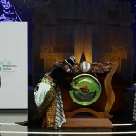 Direktur Utama Petrokimia Gresik, Dwi Satriyo Annurogo, memukul gong sebagai tanda pembukaan  Innovation Awards Konvensi Inovasi Petrokimia Gresik ke-35 secara virtual. foto: Ist