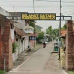 Gapura kampung lokasi kejadian meninggalnya korban di Jalan Magersari, Krian.