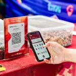Nasabah Bank DKI saat menggunakan JakOne Mobile.