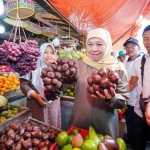 Khofifah Indar Parawansa di Pasar Baru Lumajang Kota