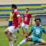 Bupati Trenggalek, Moch Nur Arifin, saat bermain bola.