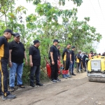 Bupati Jombang, Warsubi, Wakil Bupati Salmanudin Yazid, dan Kapolres Jombang AKBP Ardi Kurniawan saat memantau perbaikan jalan di Dusun Kedungdendeng