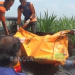 Petugas mengevakuasi mayat korban. foto: RONY S/ BANGSAONLINE
