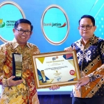 Sekda Provinsi Jawa Timur, Adhy Karyono memberikan penghargaan Jatim Bangkit Award 2023 kepada Direktur Utama Petrokimia Gresik, Dwi Satriyo Annurogo. Foto: Ist.