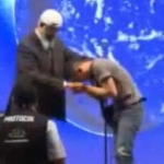 Seorang pemuda dari Kediri mencium tangan Zakir Naik.