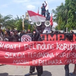 Massa Kompak Gresik saat menggelar aksi demo di depan pintu gerbang Kantor Pemkab Gresik. foto: SYUHUD/ BANGSAONLINE