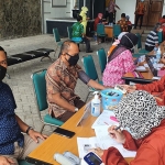 Petugas vaksinator saat memeriksa para peserta di Kejari Kabupaten Kediri. Foto: Ist