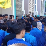 Para aktivis PMII Cabang Bangkalan saat demo di depan kantor disdik.