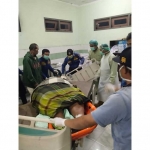 Petugas dari Damkar Gresik ketika membantu evakuasi jenazah berbobot 400 kg yang meninggal di RSUD Ibnu Sina. Foto: Ist