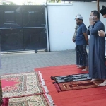 Wali Kota Kediri Abdullah Abu Bakar (dua dari kanan) saat akan melaksanakan salat Idul Fitri di halaman rumah dinas. (foto: ist.)
