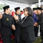 Pj. Wali Kota Kediri, Zanariah, saat menyalami para penerima penghargaan. Foto: MUJI HARJITA/ BANGSAONLINE