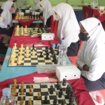 Para peserta siswi yang mengikuti lomba catur.