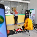 ANTRE: Sejumlah nasabah baru sedang mengantre di Kantor Pegadaian Bojonegoro untuk mendapatkan program Gadai Peduli dengan bungan 0 persen. foto: EKY NURHADI/ BANGSAONLINE.com