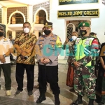 Kapolres Gresik, AKBP Mochamad Nur Azis, bersama Asisten I Suyono, dan Kadispol PP Gresik, Suprapto, saat patroli di Masjid Jamik Gresik. Foto: SYUHUD/BANGSAONLINE
