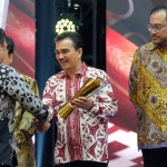 General Manager SBI Pabrik Narogong, Erwin Halomoan Purba (tengah), saat menerima penghargaan kategori Implementasi. Foto: Ist
