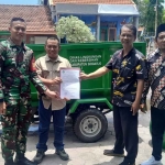 Penyerahan bantuan motor pengangkut sampah dari DLHK Sidoarjo untuk kegiatan TMMD di Desa Kedondong, Kecamatan Tulangan. Foto: Ist