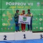 Atlet Paralayang Kota Batu Syahdana Revi (tengah) berhasil menyumbangkan emas di nomor KTM individual putri.