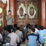 Kapolres Mojokerto Kota, AKBP Wiwit Adisatria, saat memberi imbauan kepada para jemaah Sholat Jumat.