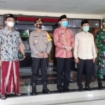 Wali Kota Pasuruan Raharto Teno Prasetyo bersama Forkopimda bersiap jalani vaksinasi perdana.