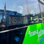 Gubernur Khofifah saat berada di dalam Transjatim.